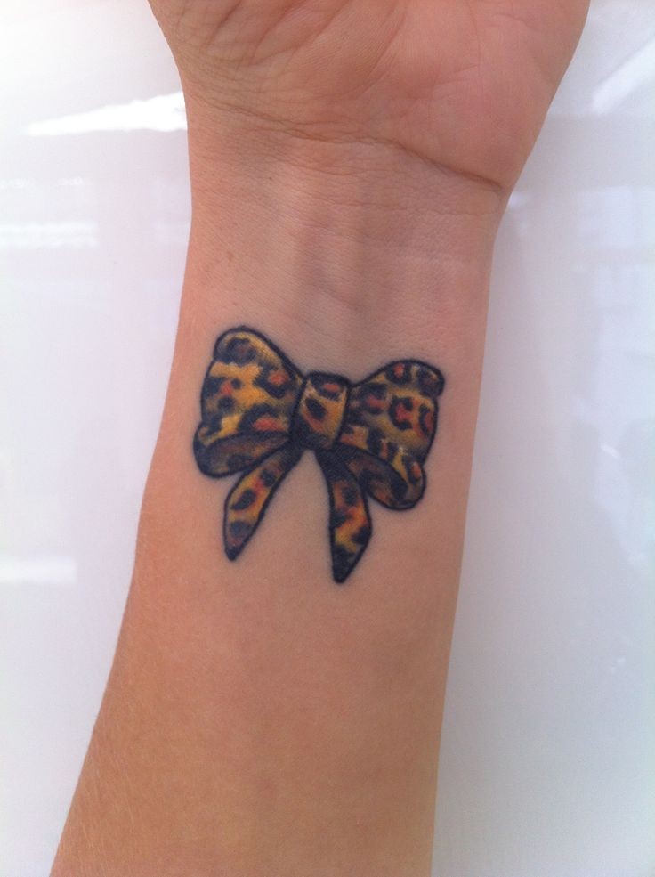 一幅手腕上漂亮的蝴蝶结纹身