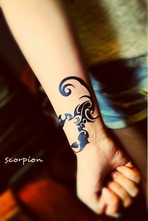 手腕蝎子图腾纹身