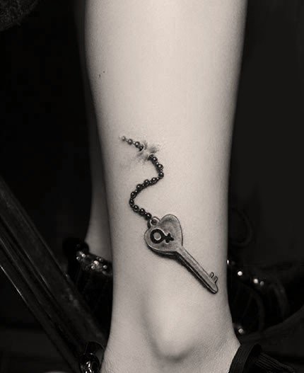 脚踝上一把漂亮的钥匙纹身
