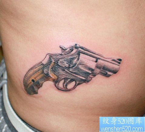 腰部精美潮流的小手枪纹身图片