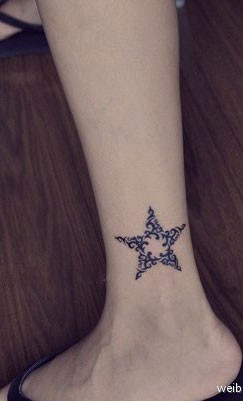脚踝部漂亮的五角星纹身