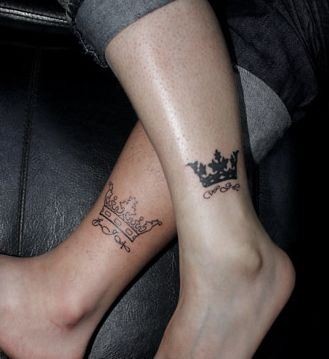 流行潮流的腿部情侣图腾皇冠纹身图片