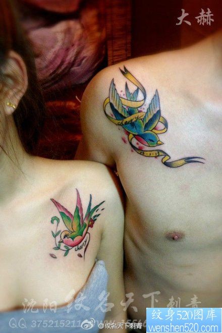 女人肩膀处可爱漂亮的情侣小燕子纹身图片