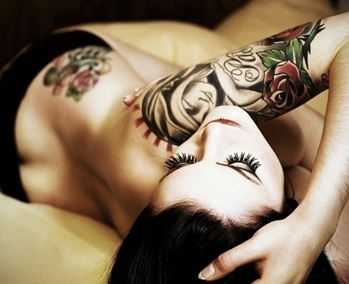 女性手臂彩色玫瑰刺青