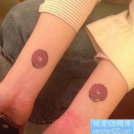 纹身520图库推荐一幅情侣卡通面包纹身图片