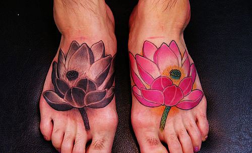 脚背上漂亮的莲花纹身