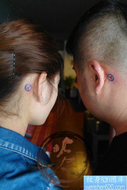 耳部潮流小巧的情侣反战符号纹身图片