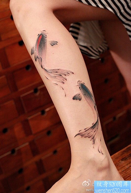 女人腿部水墨鱼纹身图片由纹身520图库推荐
