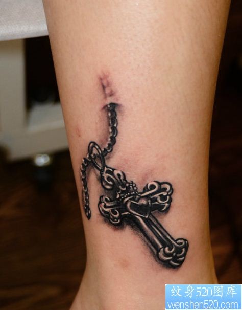 一幅女人腿部十字架纹身图片由纹身520图库推荐