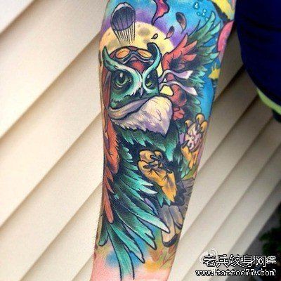 纹身520图库推荐一幅手臂彩色猫头鹰纹身图片