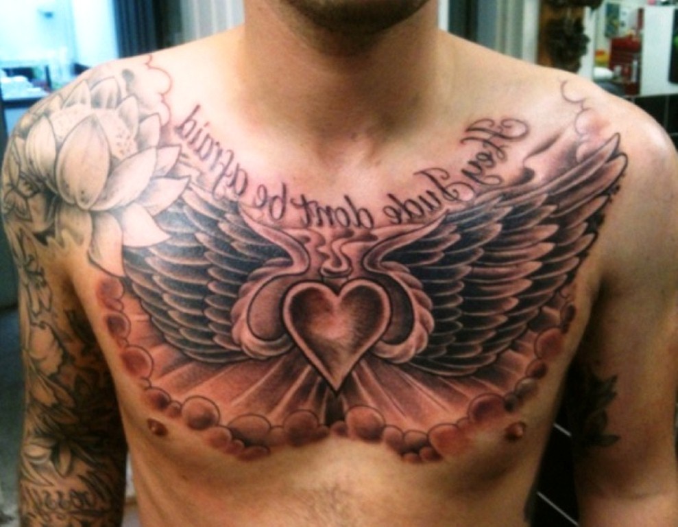 男士胸部大气的翅膀英文纹身