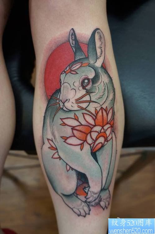 女人腿部兔子纹身图片