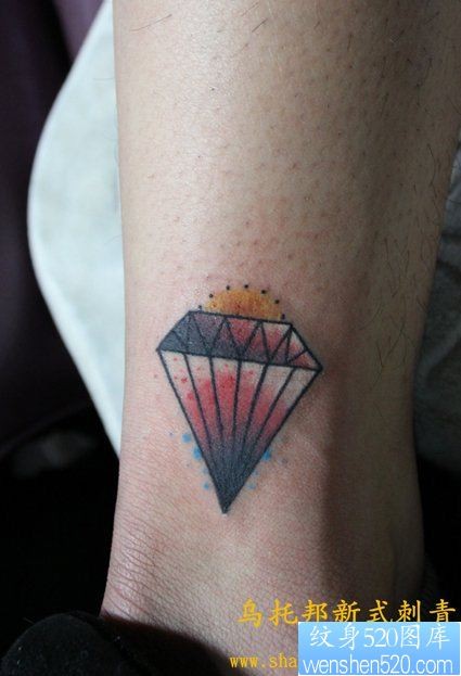 女人脚部一幅爱情钻石纹身图片