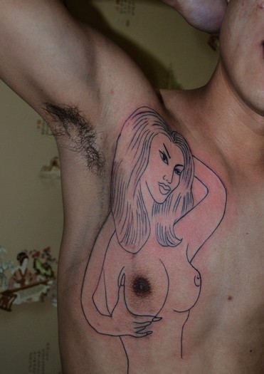 男士胸前很个性性感美女人物纹身图案