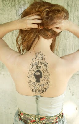 女性背部唯美的英文纹身