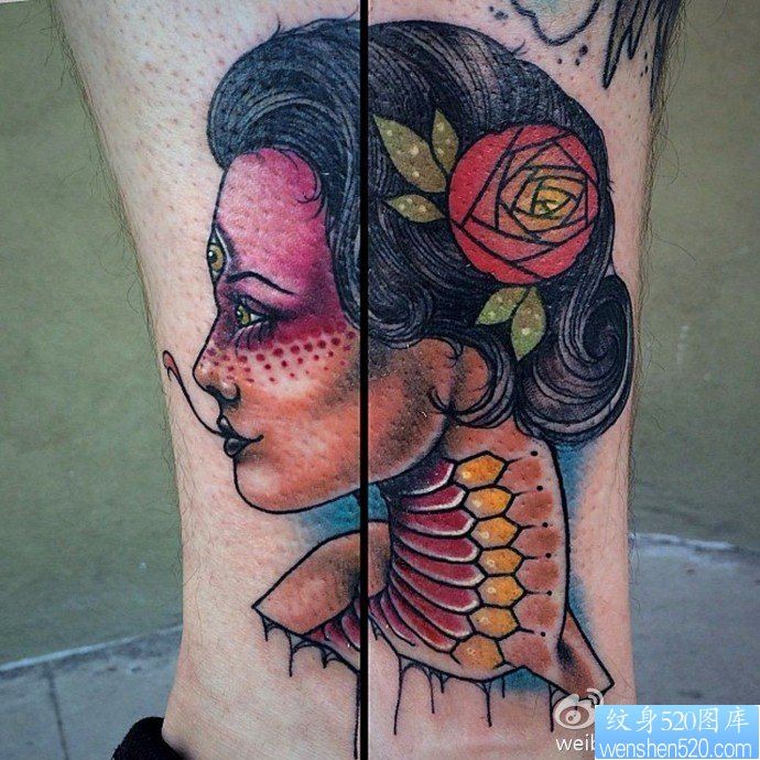 一幅腿部彩色女郎纹身图片