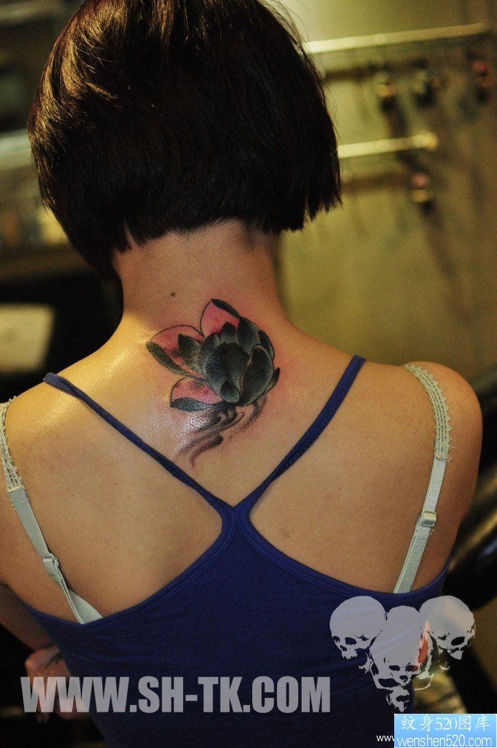女人背部个性彩色莲花纹身图片