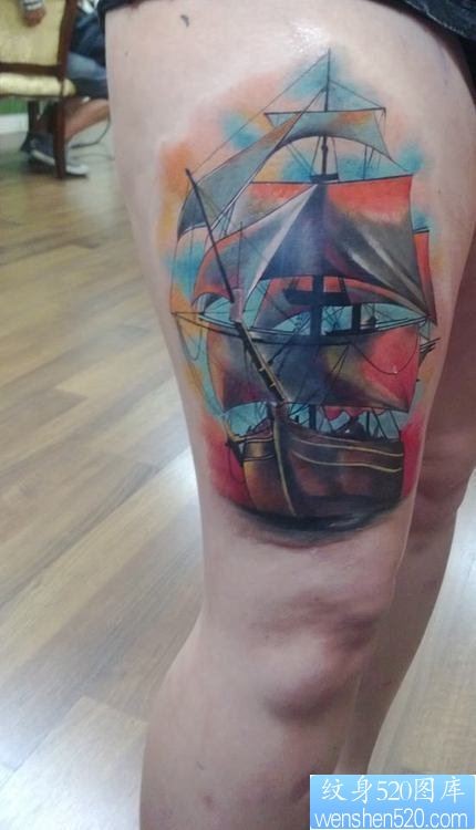 一幅腿部school风格的彩色帆船纹身图片