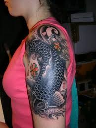 手臂上一条鲤鱼纹身
