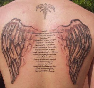 男人背部翅膀英文纹身