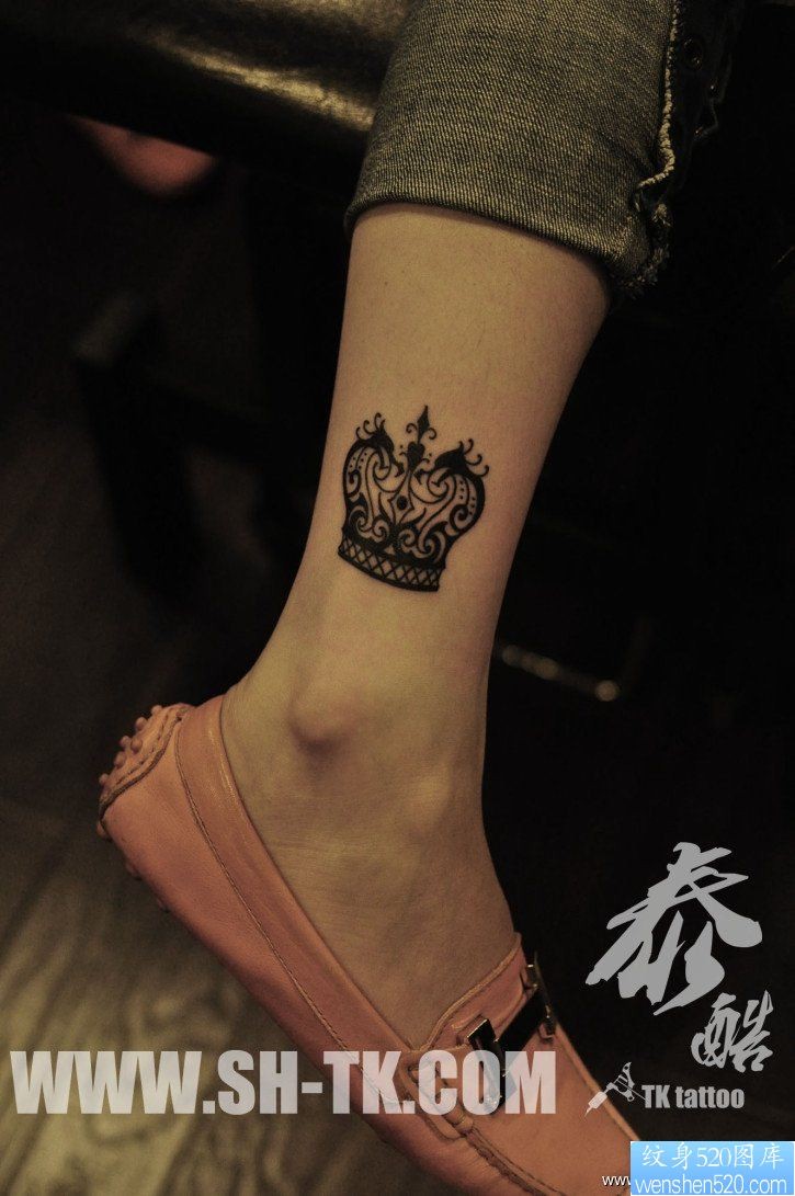 女人脚部个性皇冠纹身图片
