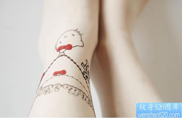 女人脚部脚链纹身图片