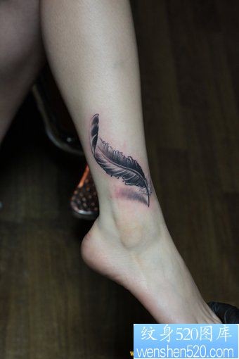 女人脚部个性可爱羽毛纹身图片