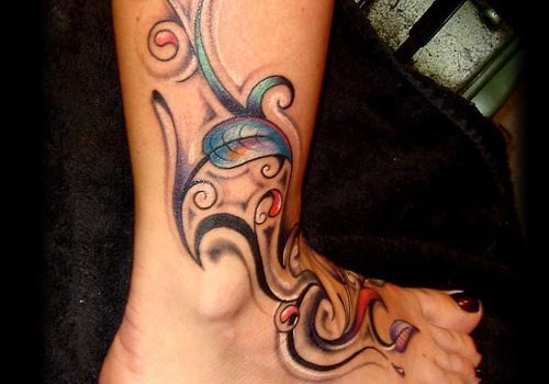 脚踝上漂亮的花藤纹身