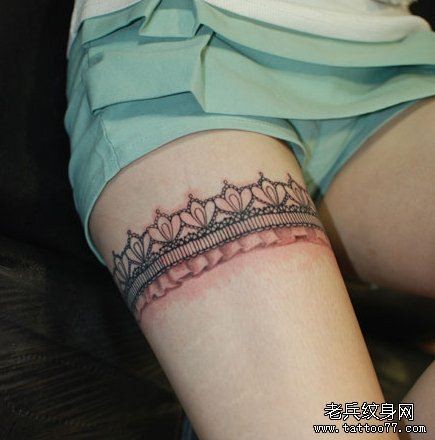 一幅女人腿部蕾丝纹身图片