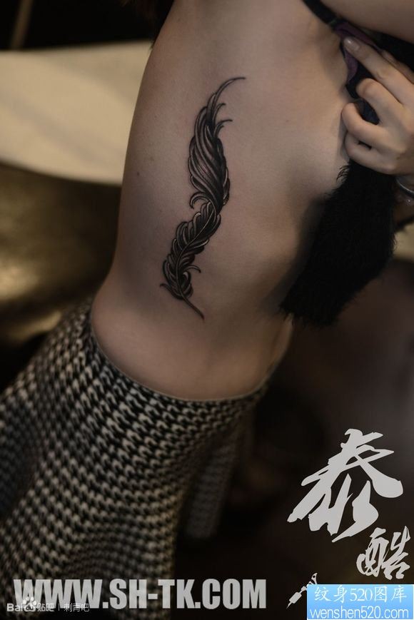 女人腰部性感羽毛纹身图片