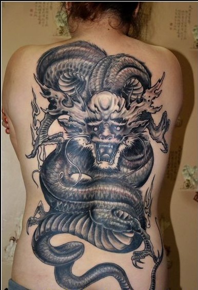 女士背部一款霸气的女人的龙的纹身图案