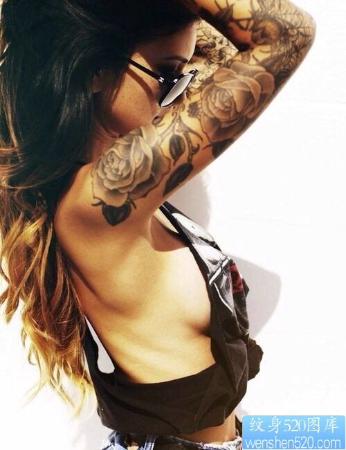 一幅女人花臂纹身图片
