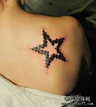纹身520图库推荐一幅女人肩背五角星纹身图片