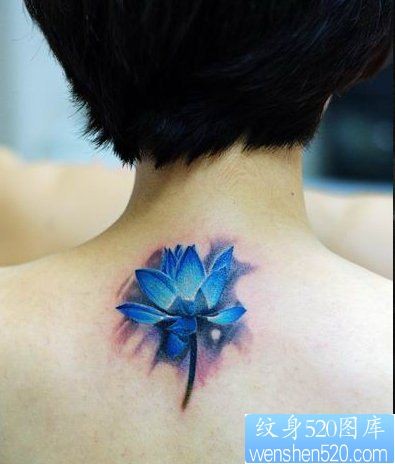 一幅颈部彩色莲花纹身图片