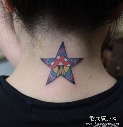 一幅女人颈部彩色五角星纹身图片