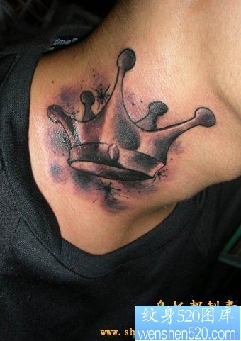 男生脖子很个性的皇冠纹身图片