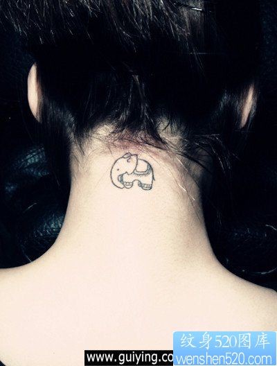 女人脖子纹身图片
