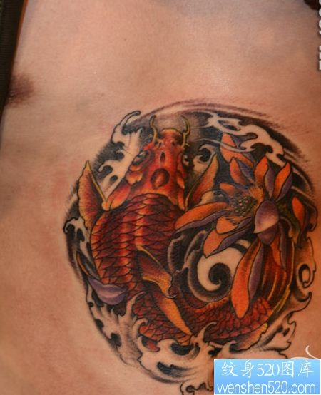 一幅胸部传统锦鲤纹身图片