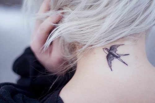 女性颈部小燕子刺青
