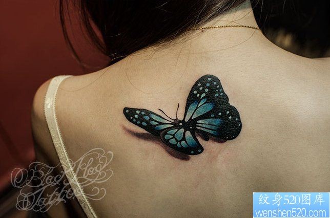 女人肩部3d蝴蝶立体纹身图片