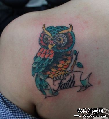 女人肩背彩色猫头鹰纹身图片