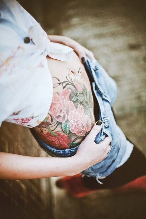 女性腹部漂亮的花朵纹身