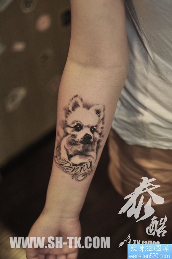手部可爱宠物狗英文字母纹身图片