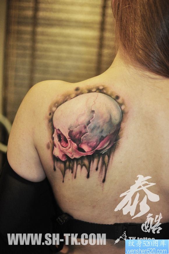 女人肩部粉红色骷髅头纹身图片