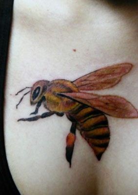 女人胸部蜜蜂纹身图案