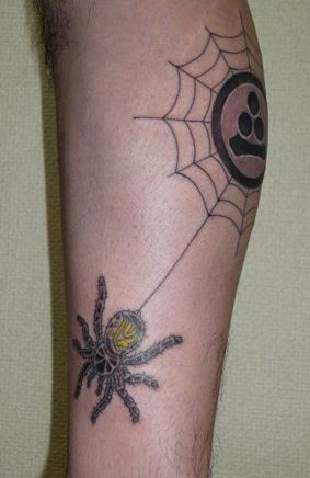蜘蛛悬网纹身图案