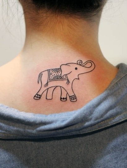 女生颈部大象纹身图案