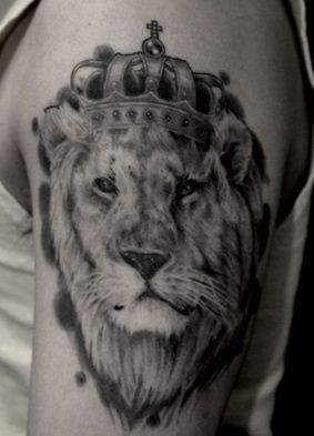 戴着王冠的狮子纹身图案