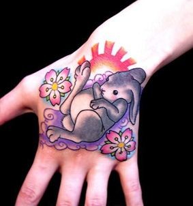 手背上可爱小兔子与花纹身