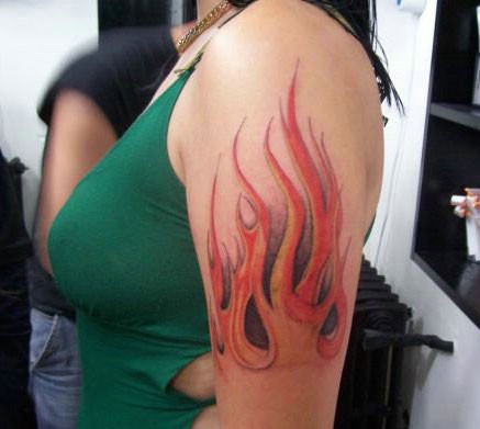 手臂上个性的火焰纹身